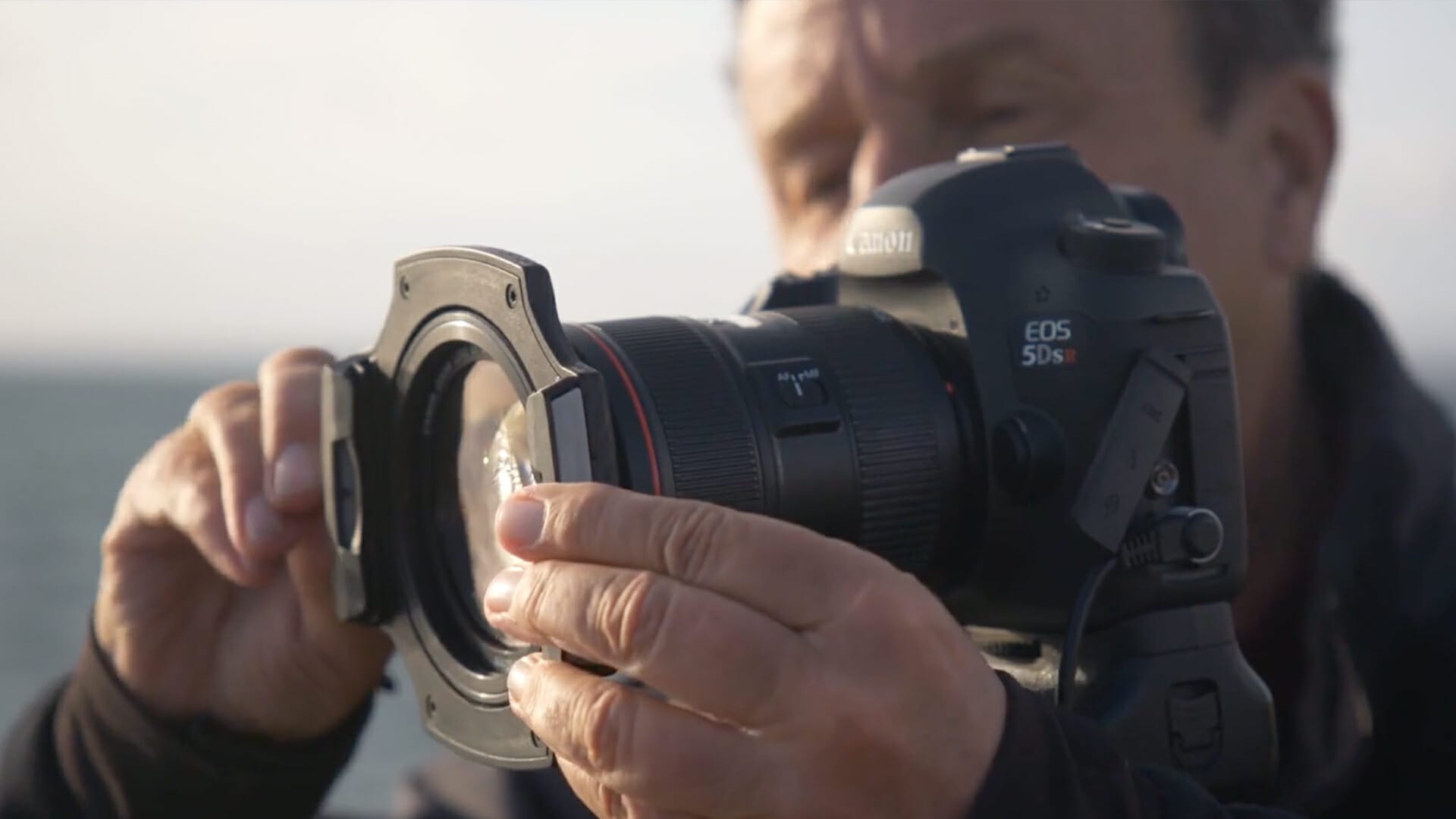 David Noton attaches a polariser to their camera